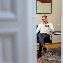 Blick durch die offene Türe in's Büro von Dr. Markus Eger